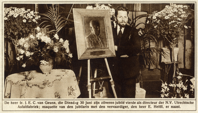 98866 Afbeelding van kunstenaar E. Heitll naast de door hem vervaardigde plaquette met de beeltenis van ir. J.E.C. van ...